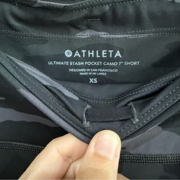 ATHLETA Ultimate Stash Pocket Camo 7” Shorts Black Gray Camo Athleisure Size XS - Picture 6 of 7